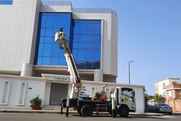 فريق التنظيف شركة تنظيف زجاج واجهات المباني بجدة